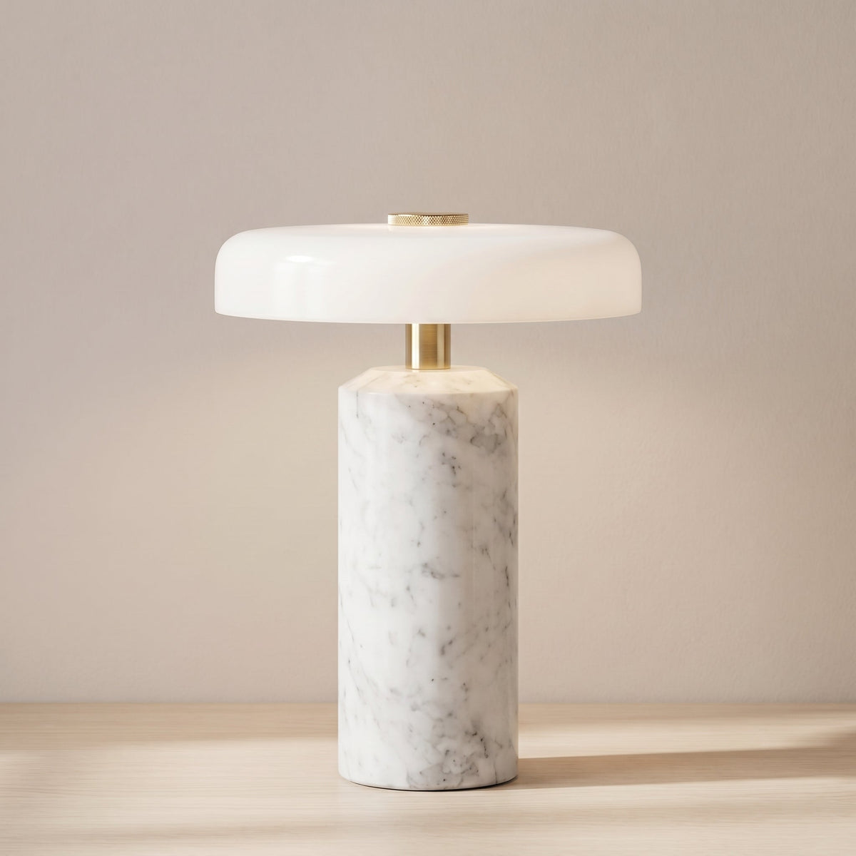 Trådløs bordlampe i marmor og glas