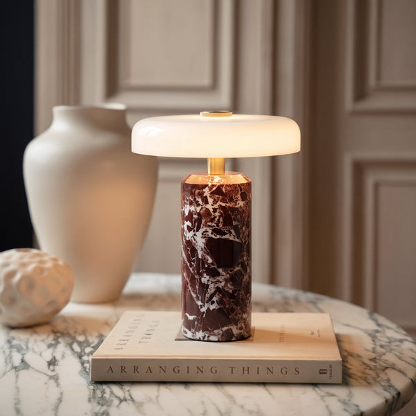 Bezdrátová stolní lampa z mramoru a skla